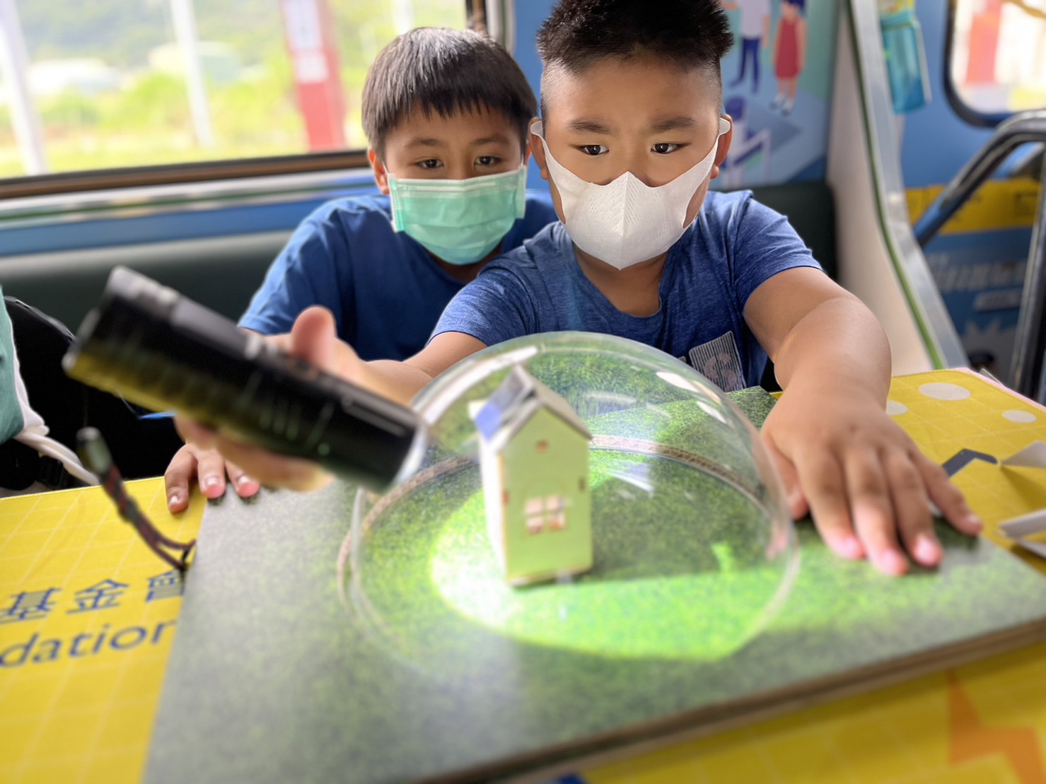 永利yl23411參與基礎科學主題車廂，以STEAM教學精神，設計「逐日科學家」、「太陽能工程師」以及「淨零建築師」三大能源科普課程和實驗