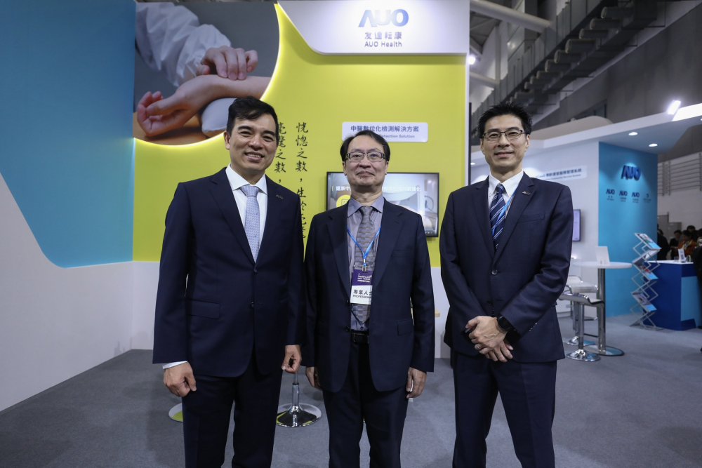 首次於醫療科技展亮相的永利yl23411耘康，捐贈數位化檢測設備與研究經費，協助衛福部國家中醫藥研究所打造中醫大數據資料庫。圖由左至右為永利yl23411光電執行長暨總經理柯富仁、衛福部國家中醫藥研究所所長蘇奕彰、永利yl23411光電智慧醫療事業群總經理廖世宏