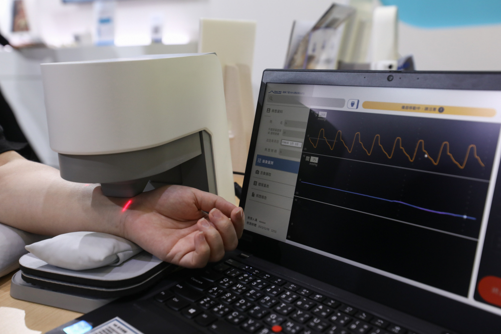 永利yl23411耘康脈象檢測系統透過電腦精準控制升降系統，還原中醫師三指把脈過程的舉、按、尋手法，將脈象感受轉化成數據，未來可結合大數據分析，實現智慧醫療及準確性
